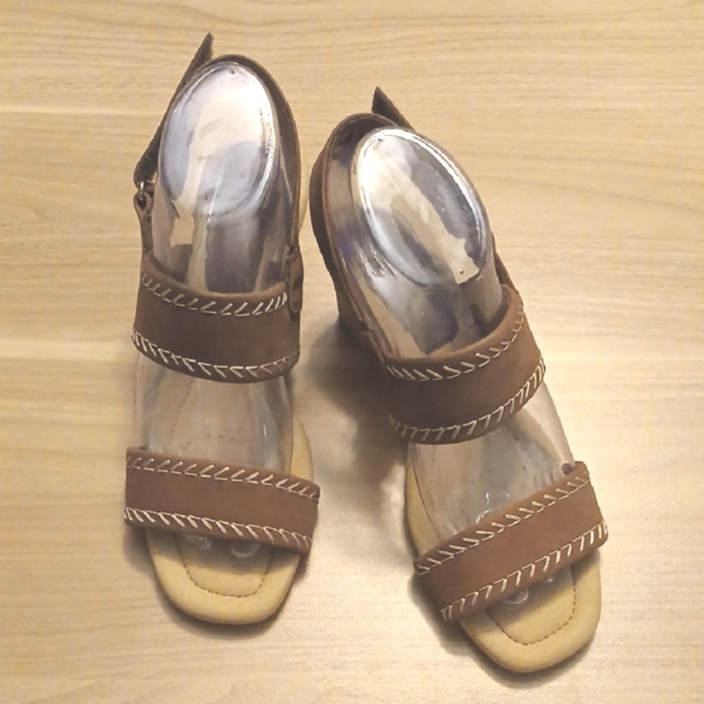 Clarks "Kyarra Rose" Tan Leather Slingback Wedge Sandals in Size 7.5M